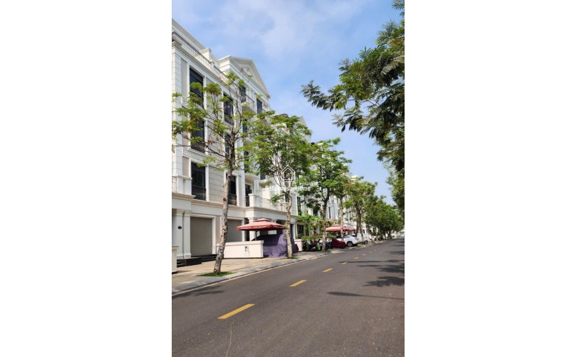 Bán gấp nhà và phố 1 trệt 4 lầu áp mái cạnh bên bến du thuyền Vinhomes Grand Park